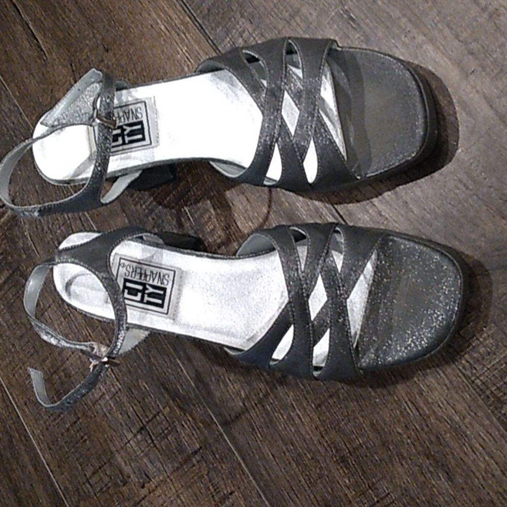 Nice silver dress shoes perfect for prom, wedding or dress